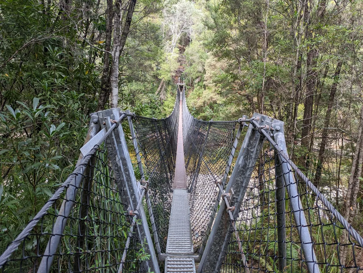 Passerelle métallique au-dessus d'une rivière