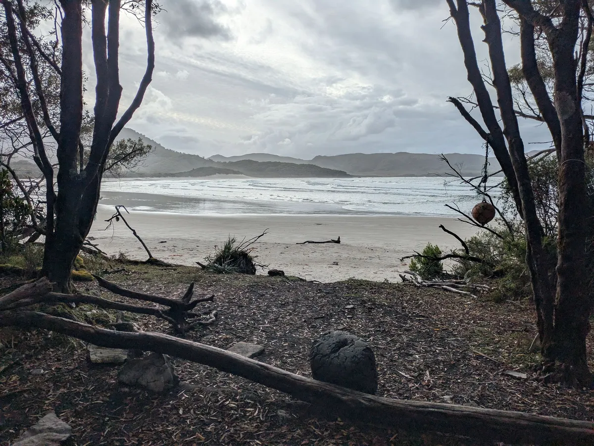 Emplacement de bivouac au bord de la plage