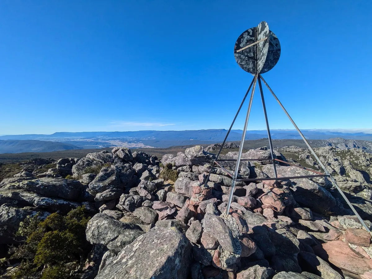 Poste de triangulation au sommet du Mt Roland