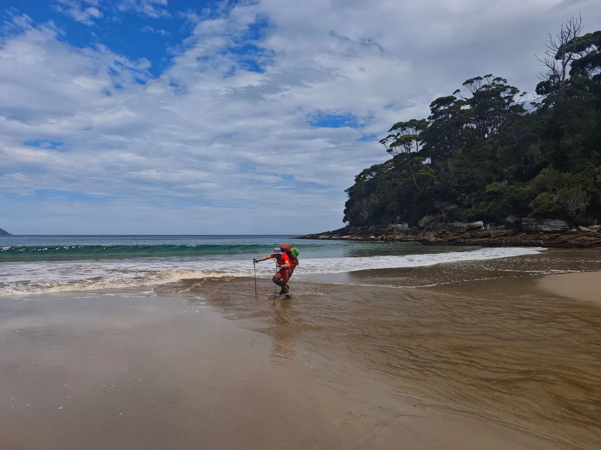 Randonneur traversant South Cape Rivulet
