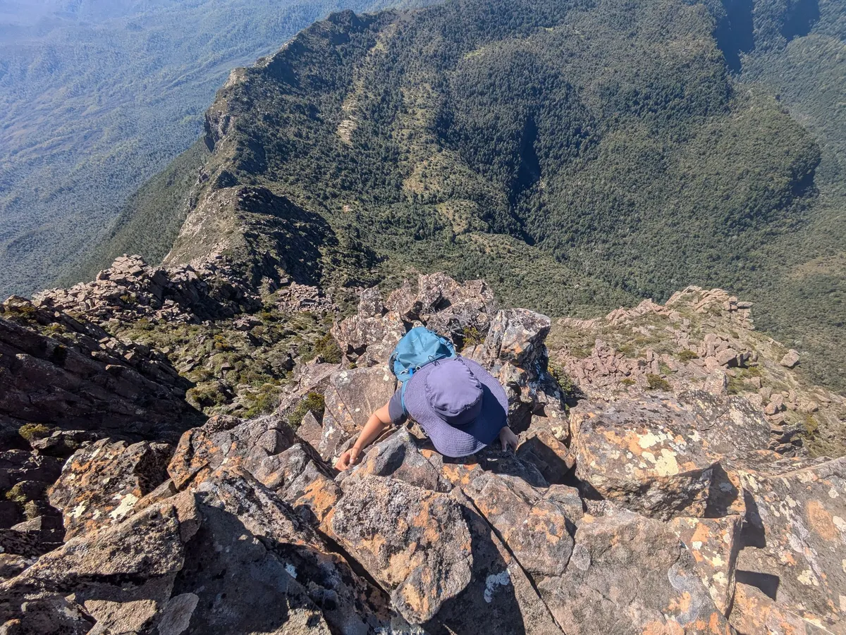 Sentier de randonnée exposé au vide