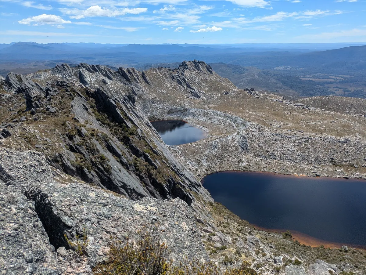 Dalles rocheuses et lacs de montagne