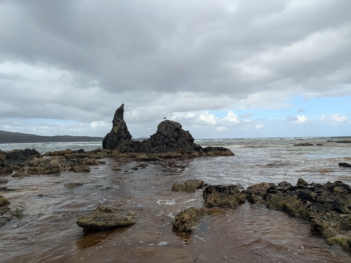 Rochers pointus en bord de mer
