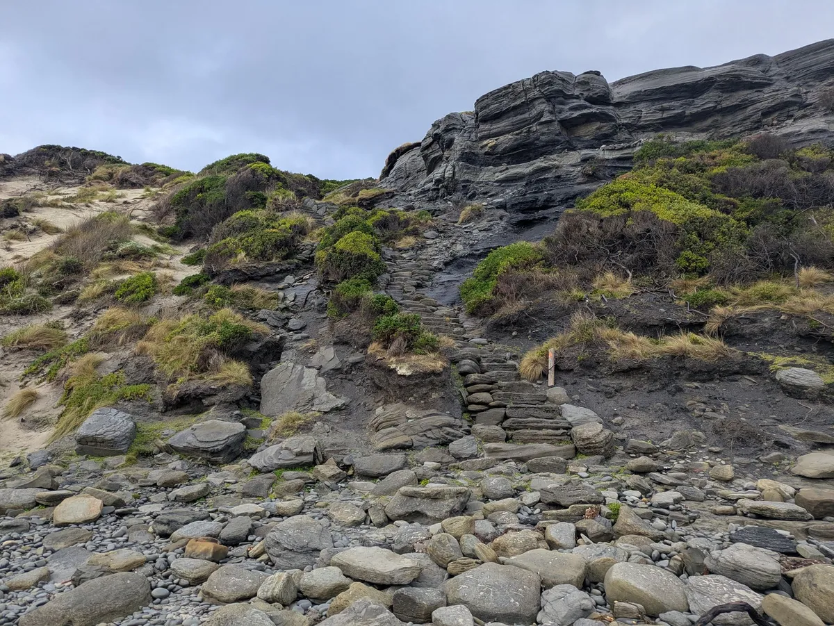 Escaliers de roche menants à une falaise