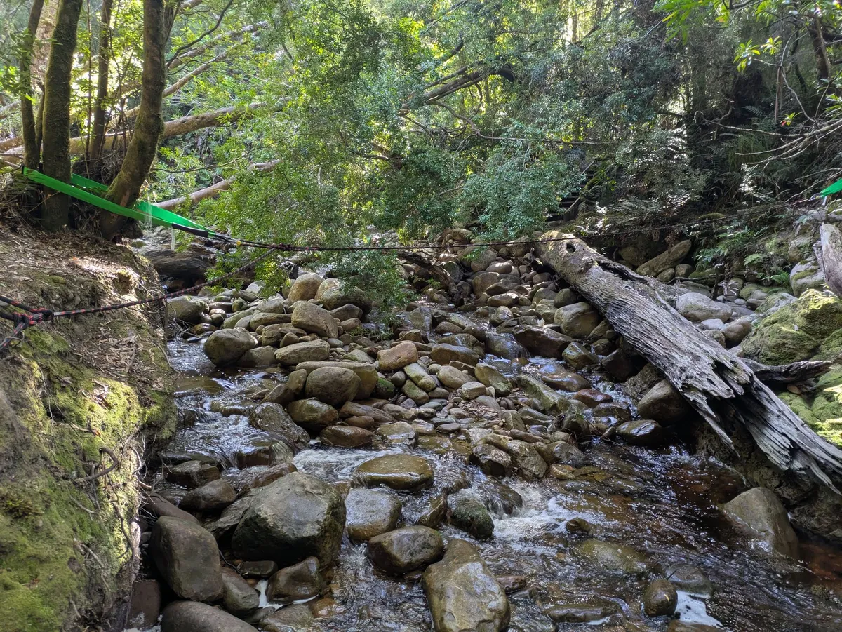 Ruisseau équipé d'une corde pour le traverser