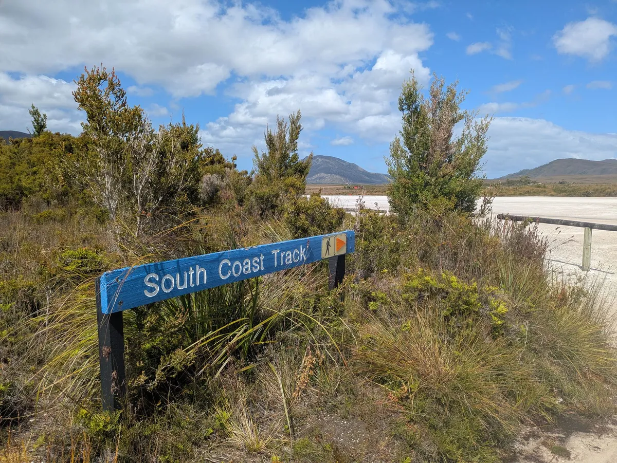 Panneau indiquant le départ du South Coast Track