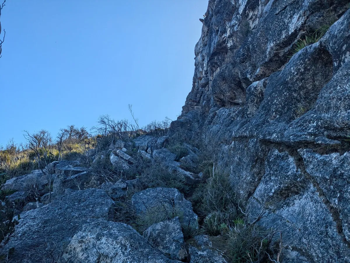 Sentier longeant une falaise