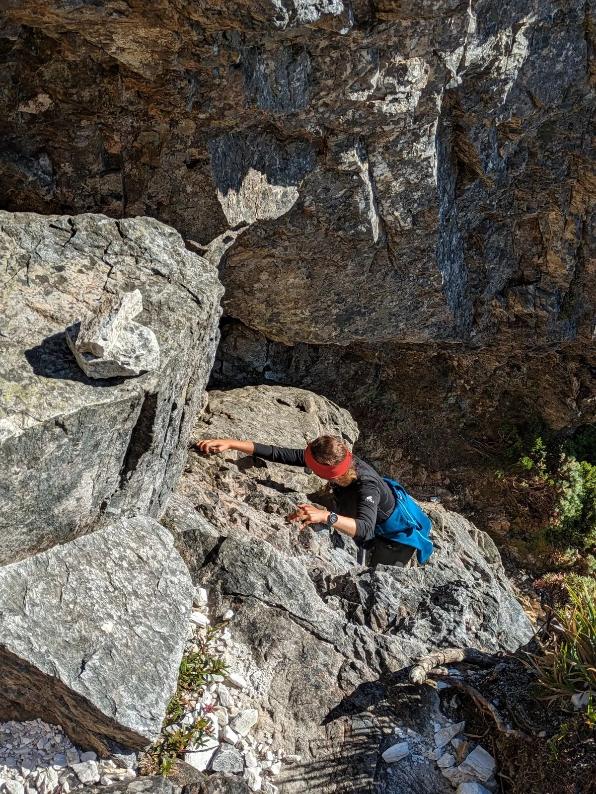 Personne escaladant des rochers