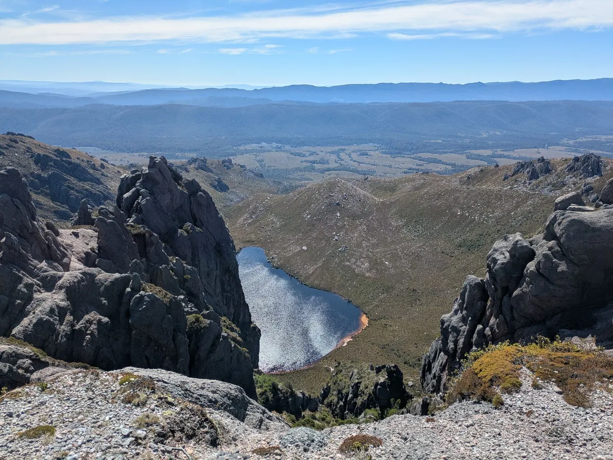Vue plongeante sur le lac Rhona