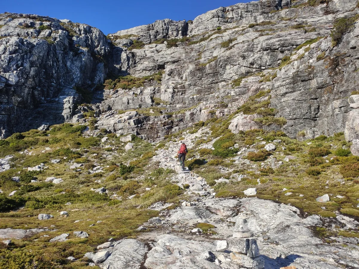 Randonneur sur un sentier de quartzite