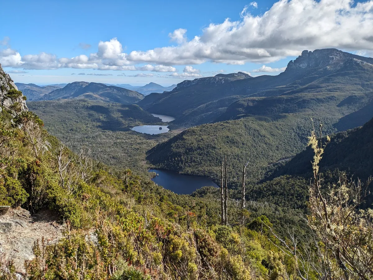 Arête après Barron Pass et vue sur les lacs