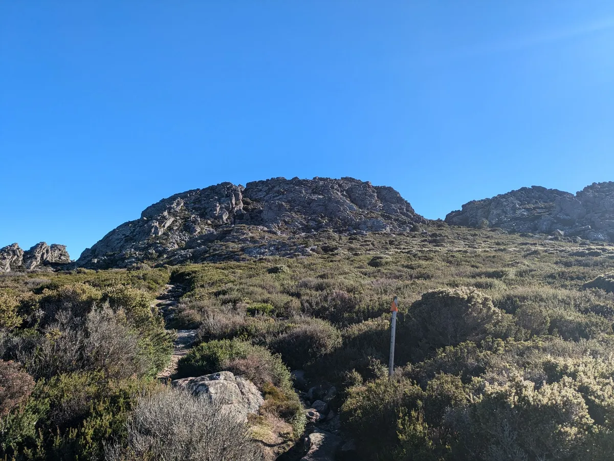 Chemin de pierres vers le Mont Roland