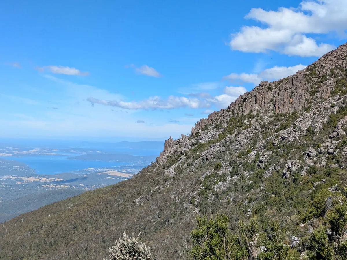 Vue sur des colonnes de Dolerite et l'estuaire Derwent