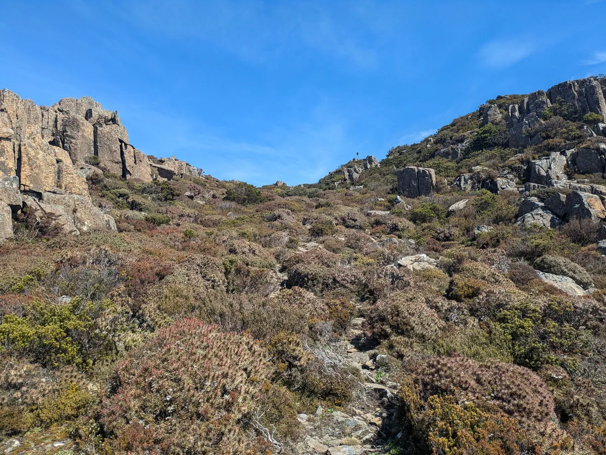 Vallon entre deux blocs rocheux