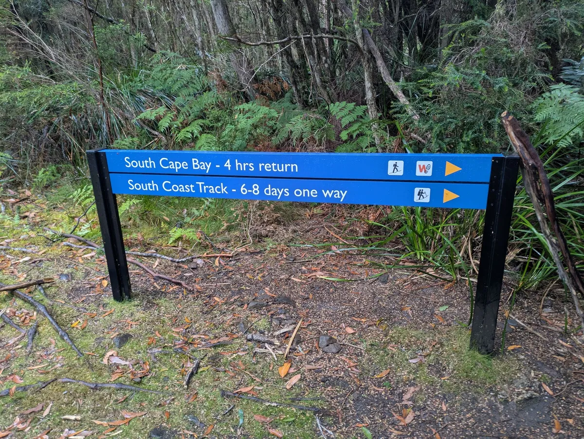 Panneau indiquant le South Coast Track