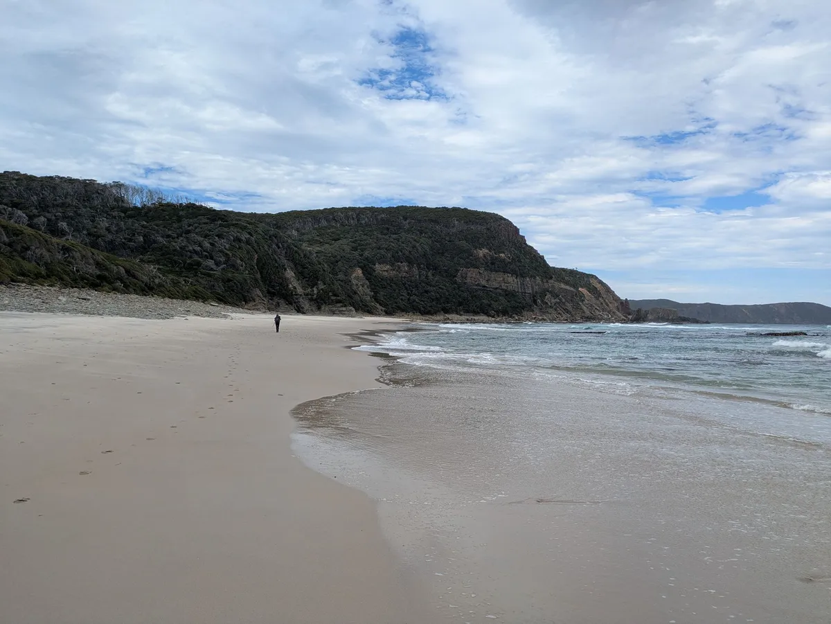 Personne marchant le long de la plage