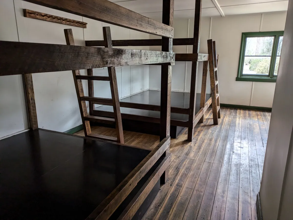 intérieur de Narcissus Hut