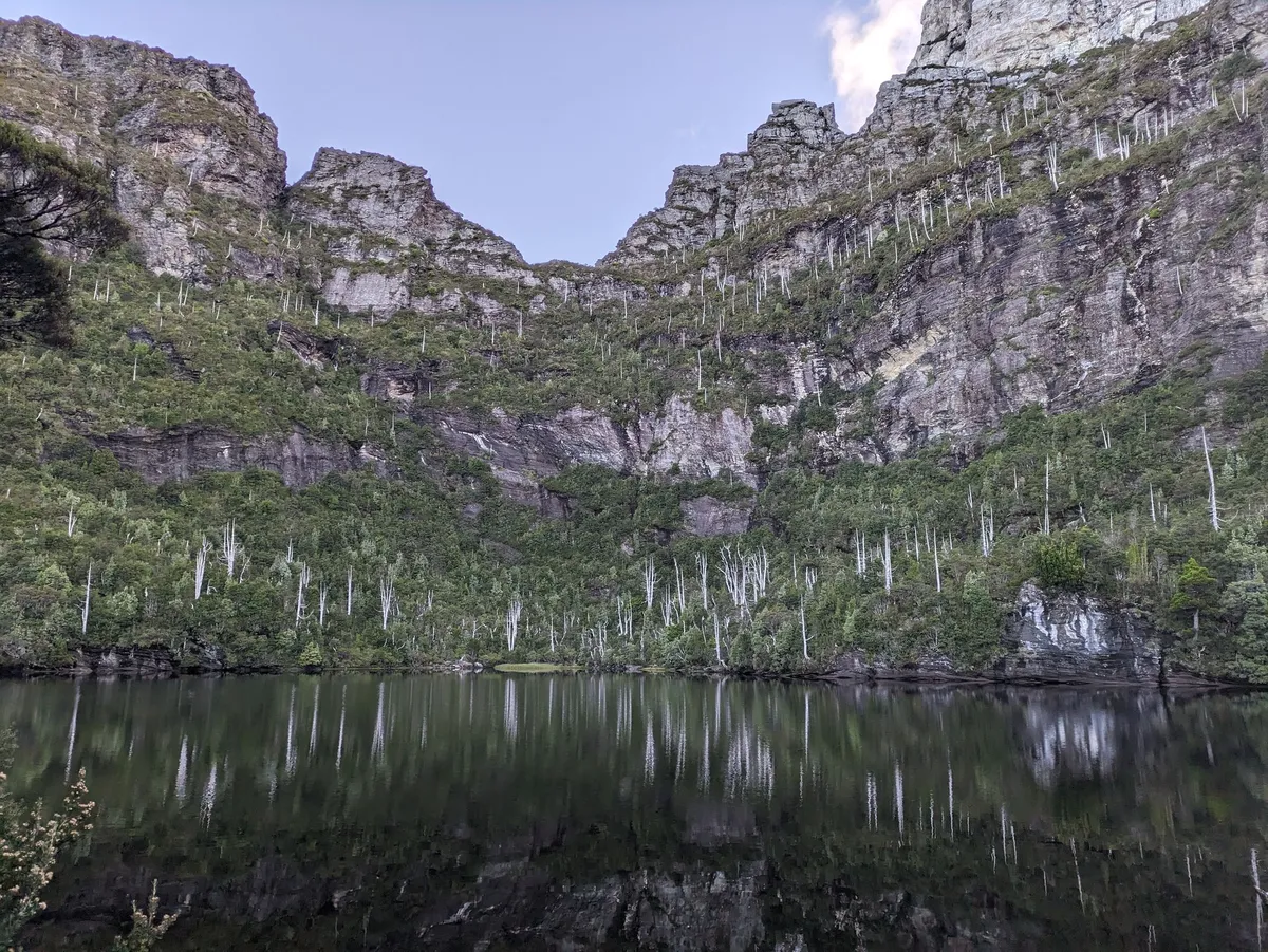 Lac dans un cirque de montagne