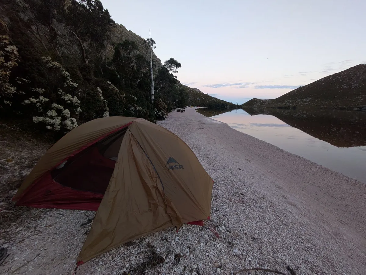 Tente sur la plage du lac Rhona