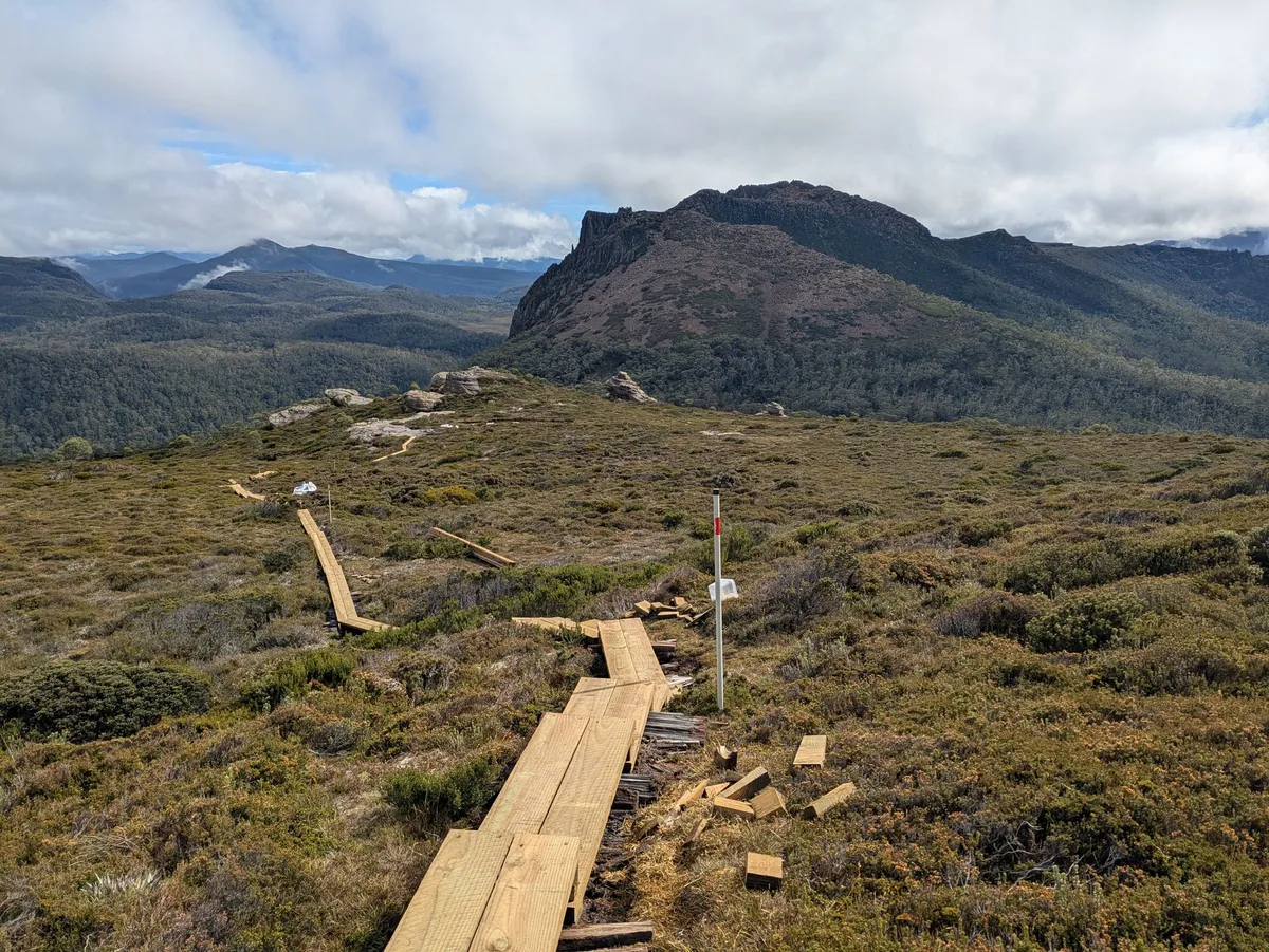 Boardwalk descendant vers le col avec le Mont Hugel