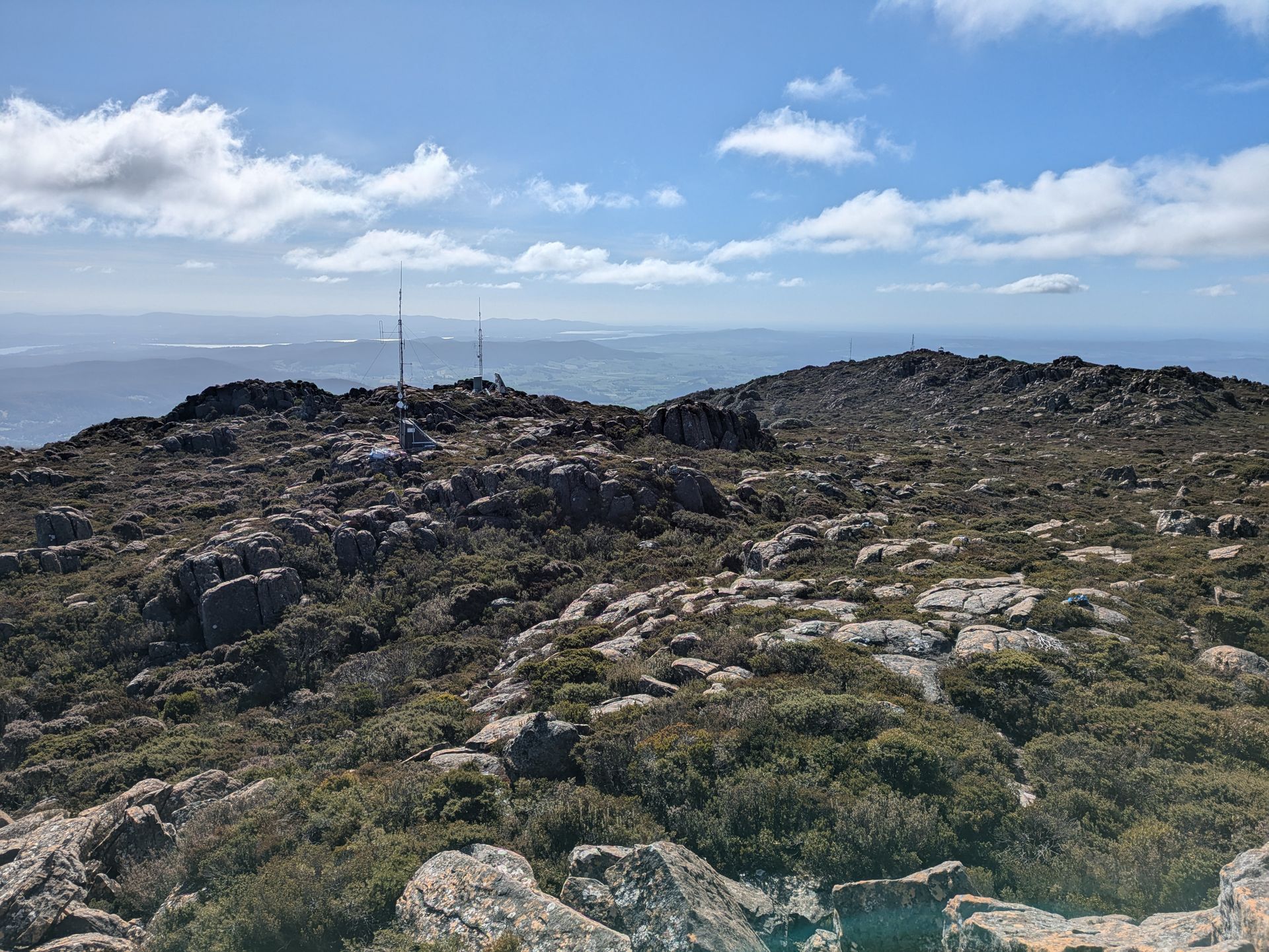 Panorama sur la côte Nord, des champs de lavande à l'océan jusqu'à Flinders Island.